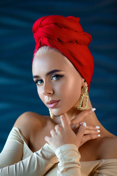 Menina Loira Bonita Turbante Vermelho Sua Cabeça Fundo Azul Close — Fotografia de Stock