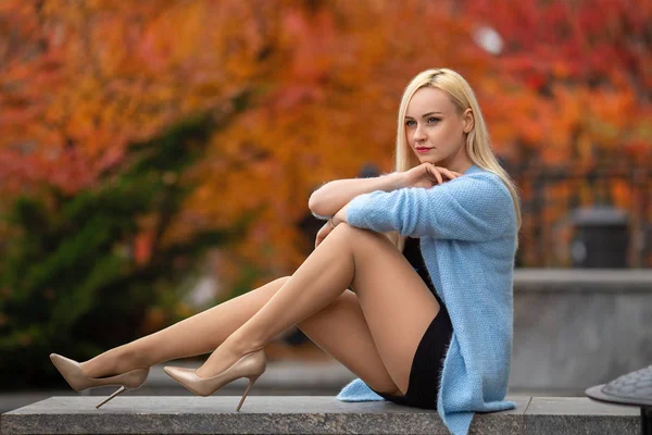 Menina Loira Bonita Com Pernas Perfeitas Posando Livre Rua Parque — Fotografia de Stock