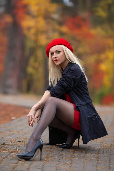 Блондинка Идеальными Ногами Красной Ягодой Позирует Улице Осеннего Парка Современная — стоковое фото