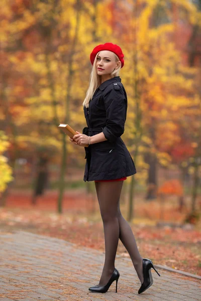 Mooi Blond Meisje Met Perfecte Benen Rode Baret Poseren Buiten — Stockfoto