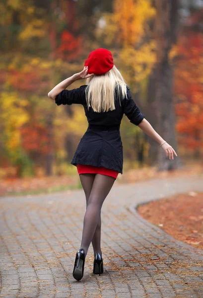 Mooi Blond Meisje Met Perfecte Benen Rode Baret Poseren Buiten — Stockfoto