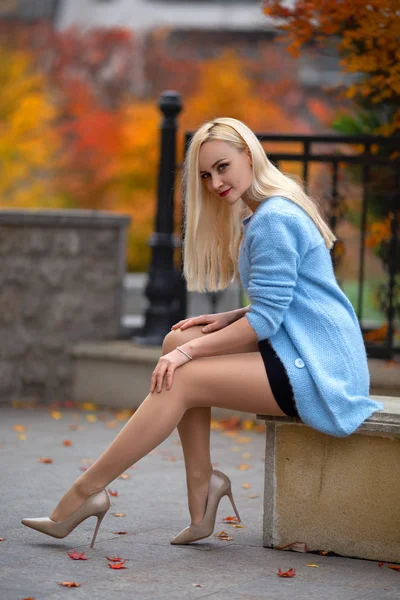 Frumoasa Blonda Fata Picioare Perfecte Bluza Albastra Pozand Aer Liber — Fotografie, imagine de stoc