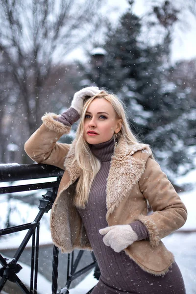 Winter Portrait Beautiful Blonde Girl Hard Snow Close Beauty Photo — Stock Photo, Image