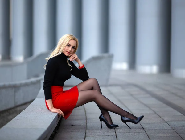 Красивая Блондинка Красной Юбке Идеальными Ногами Колготках Туфлях Высоких Каблуках — стоковое фото