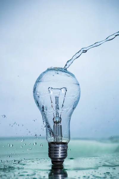 Lampe à ampoule avec éclaboussures d'eau congelée . — Photo