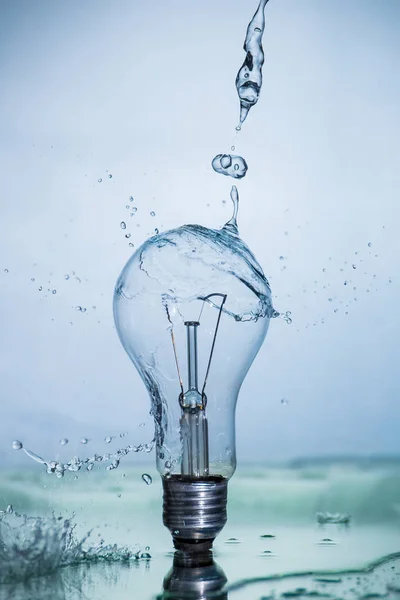 Lampe à ampoule avec éclaboussures d'eau congelée . — Photo