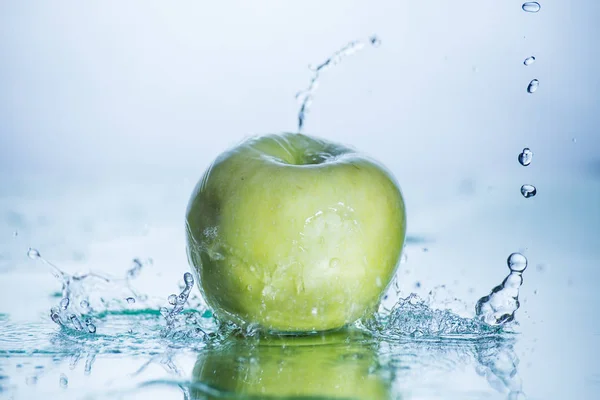 Green apple with freezed water splash — Stock Photo, Image