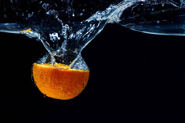 Orange avec éclaboussure d'eau douce — Photo