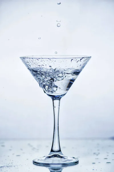 Martini-glass med frosne sprutdråper – stockfoto