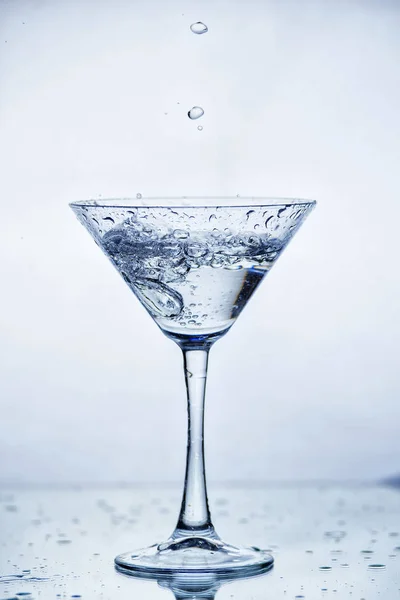 İçki dondurulmuş sıçrama damlaları ile Martini cam — Stok fotoğraf