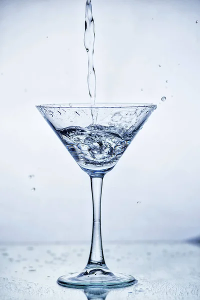 Martini glas met bevroren spatten druppels van de drank — Stockfoto
