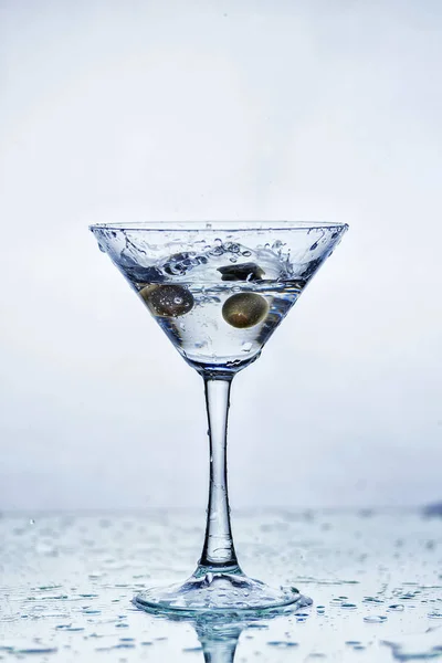 İçki dondurulmuş sıçrama damlaları ile Martini cam — Stok fotoğraf