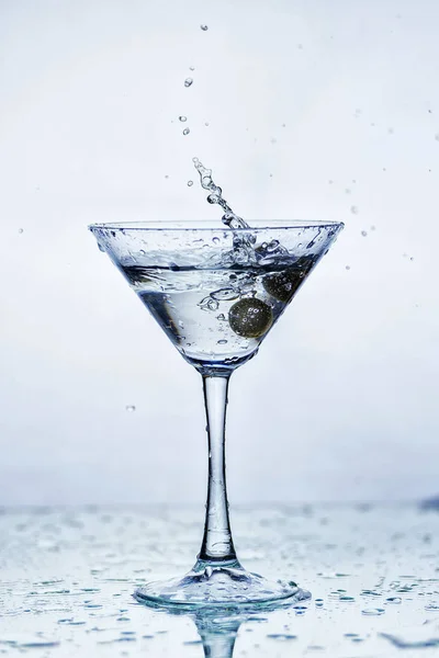 Bicchiere Martini con gocce di bevanda ghiacciate — Foto Stock