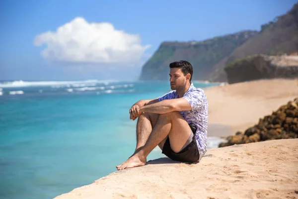 バリ島の熱帯のビーチでハンサムな男 — ストック写真
