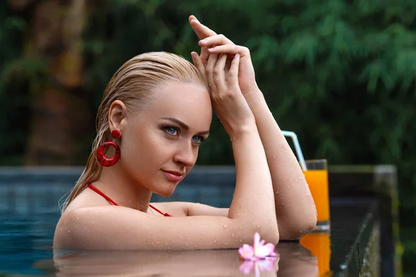 Frau posiert im tropischen Pool. — Stockfoto