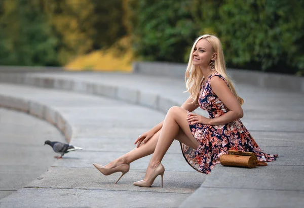 Bella Ragazza Bionda Abito Rosso Con Gambe Perfette Scarpe Con — Foto Stock