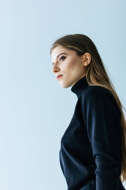 Siyah boğazlı kazak Genç beyaz kadın