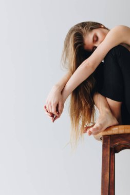 Beyaz arka planda üstsüz beyaz kadın.