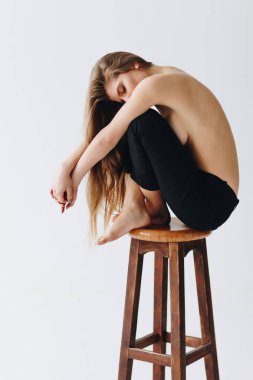 Beyaz arka planda üstsüz beyaz kadın.