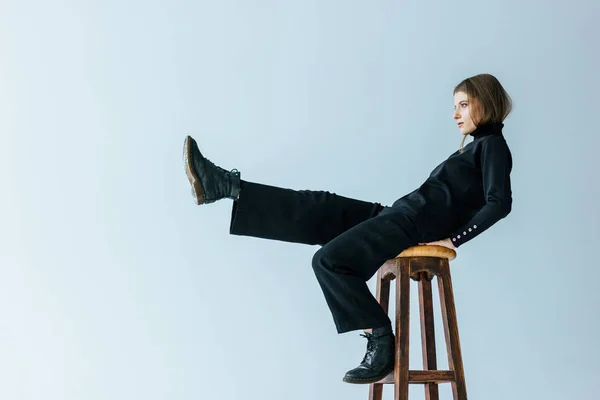 Junge Kaukasische Frau Sitzt Auf Stuhl — Stockfoto
