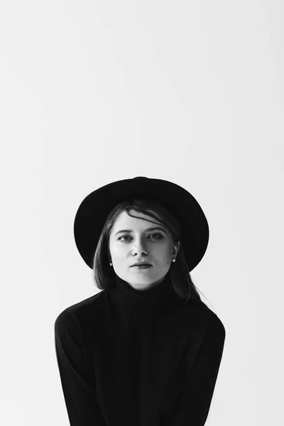 Молодая Белая Женщина Черной Водолазке Шляпе — Бесплатное стоковое фото