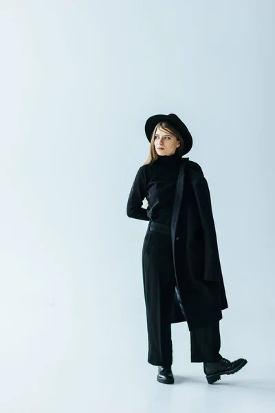 Junge Kaukasische Frau Mit Schwarzem Mantel — Stockfoto