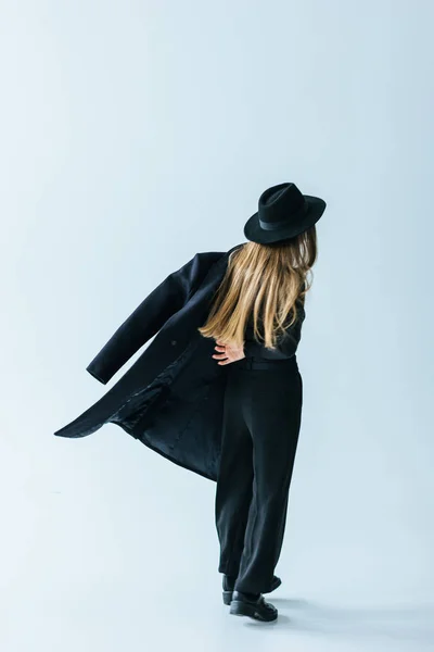 Mujer Joven Caucásica Con Abrigo Negro —  Fotos de Stock