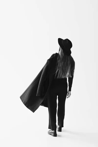 Mujer Joven Caucásica Abrigo Negro — Foto de Stock