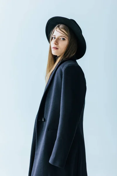 Jeune Femme Caucasienne Avec Manteau Chapeau Noirs — Photo