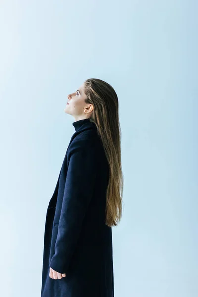 黒いコートを持つ若い白人女性 — ストック写真