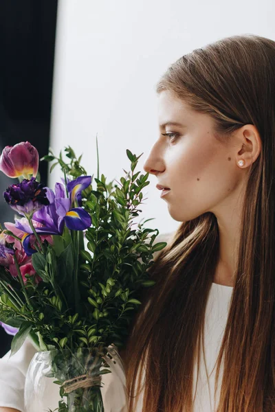 Unga Kaukasiska Kvinna Med Blommor — Stockfoto