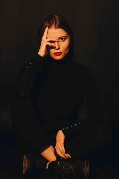 Porträtt Ung Kaukasisk Kvinna Mörk Studio — Stockfoto