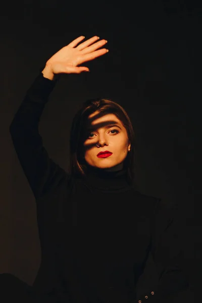 Porträt Einer Jungen Kaukasischen Frau Dunklen Studio — Stockfoto