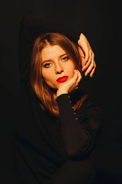Porträtt Ung Kaukasisk Kvinna Mörk Studio — Stockfoto