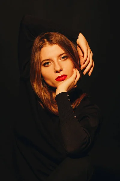 Retrato Una Joven Caucásica Estudio Oscuro — Foto de Stock