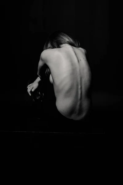 Espalda Joven Mujer Caucásica Estudio Oscuro —  Fotos de Stock