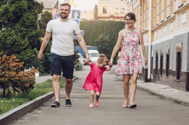 Küçük kız şehirde sokak yürüyüş ile aile