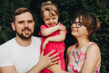 eğlenceli olan mutlu bir aile portresi