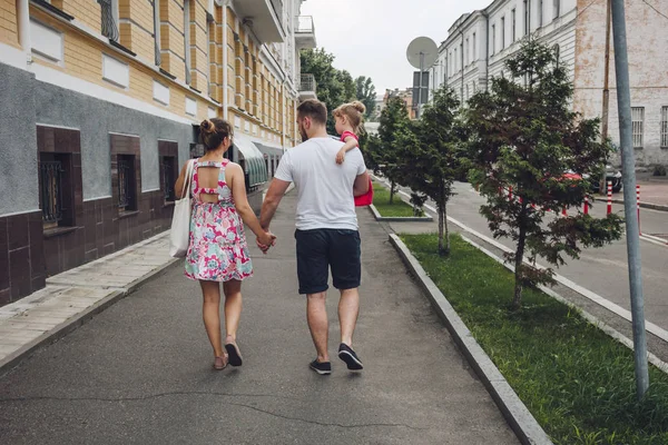 Семья Маленькой Девочкой Гуляющей Городской Улице Вид Сзади — стоковое фото