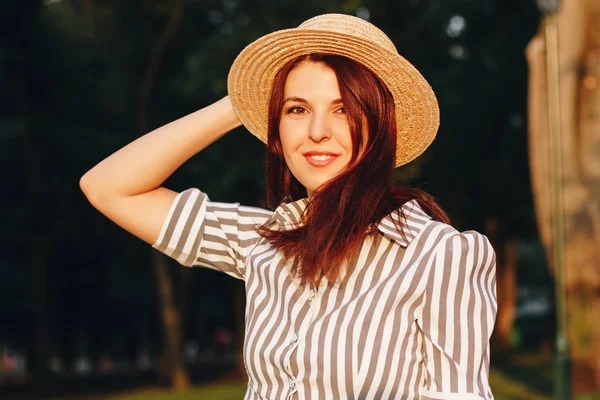 Portrait Rapproché Jeune Femme Séduisante Portant Une Robe Rayée Chapeau — Photo