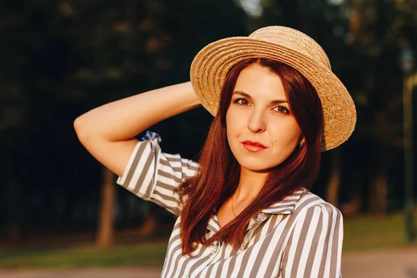 Portrait Rapproché Jeune Femme Séduisante Portant Une Robe Rayée Chapeau — Photo