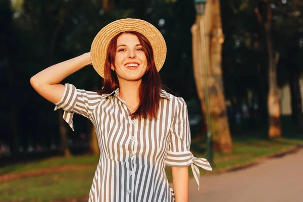 Sorrindo Jovem Atraente Mulher Vestindo Vestido Listrado Chapéu Palha — Fotografia de Stock
