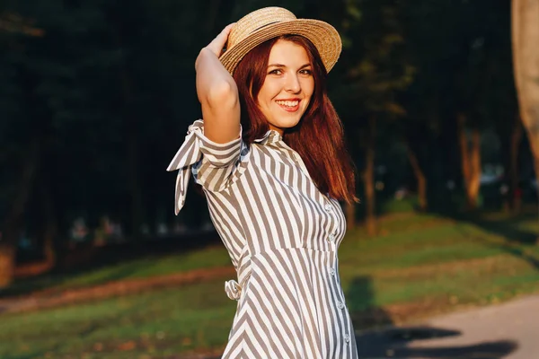 Tersenyum Muda Menarik Wanita Mengenakan Bergaris Garis Gaun Dan Topi — Stok Foto