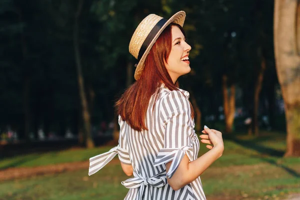 Feliz Joven Atractiva Mujer Con Vestido Rayas Sombrero Paja — Foto de Stock