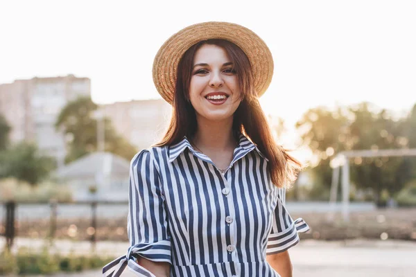 Feliz Joven Atractiva Mujer Con Vestido Rayas Sombrero Paja — Foto de Stock