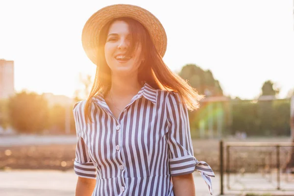 Riendo Joven Atractiva Mujer Con Vestido Rayas Sombrero Paja — Foto de Stock