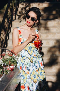 güzel bir kadın içki kokteyli