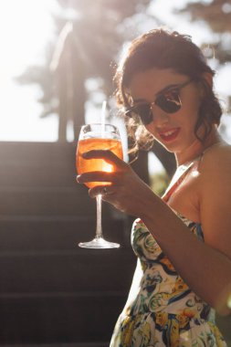 güzel bir kadın içki kokteyli