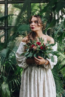 Botanik bahçesi içinde kokulu güzel gelin