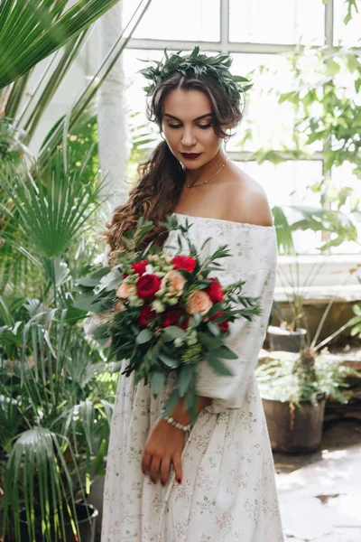 Schöne Braut Mit Bouquet Botanischen Garten — Stockfoto